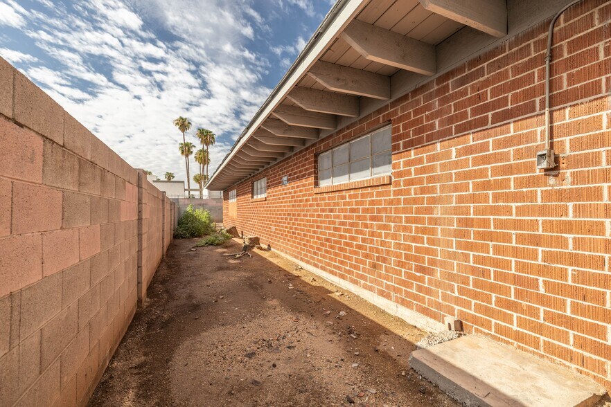 More Photos Of 2423 W Campbell Ave, Phoenix Warehouse For Lease