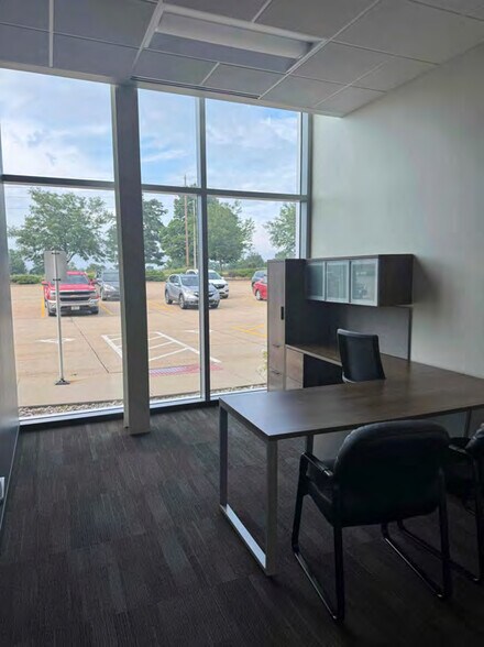 More Photos Of 4201 42nd St NE, Cedar Rapids Office For Lease