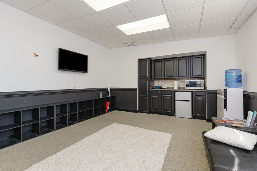 More Photos Of 100 Industrial Dr, Fredericksburg Showroom For Sale