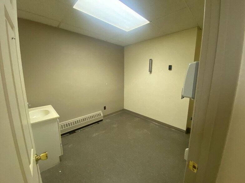 More Photos Of 115-119 Cedar St, Greater Sudbury General Retail For Sale