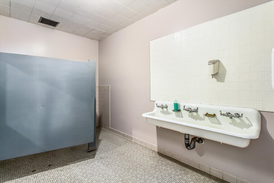 More Photos Of 358 N 6th St, Colton Warehouse For Sale