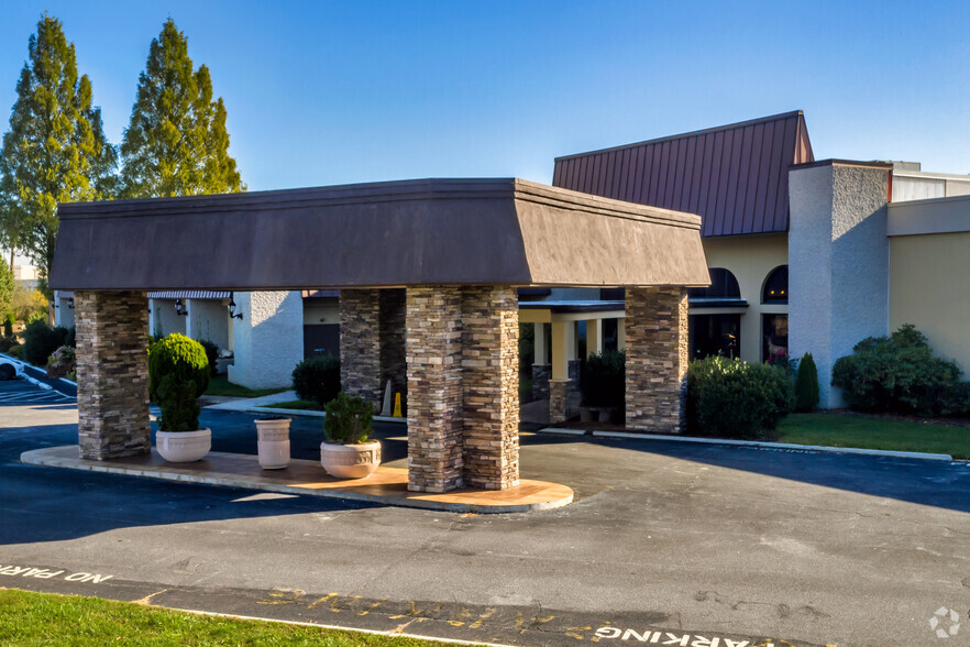 Primary Photo Of 201 Sugarloaf Rd, Hendersonville Hotel For Lease