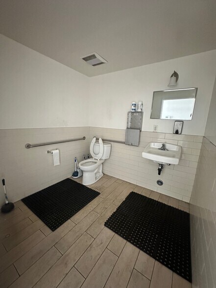 More Photos Of 15610-15630 S Figueroa St, Gardena Warehouse For Lease