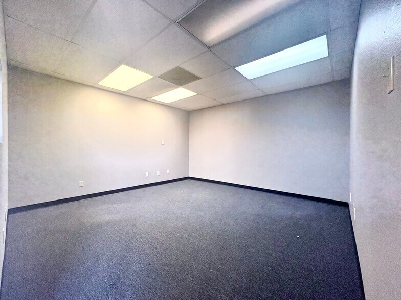 More Photos Of 9361 Winkler Dr, Houston Light Distribution For Lease