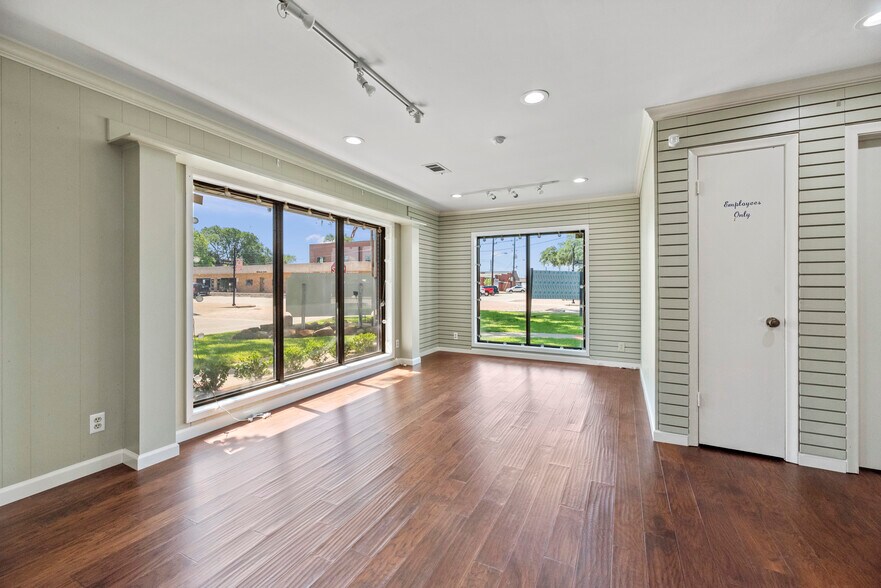 More Photos Of 1001 Avenue A, Katy Storefront Retail Office For Lease