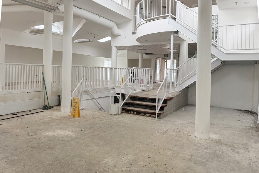 More Photos Of 125 E Jericho Tpke, Huntington Station Freestanding For Sale