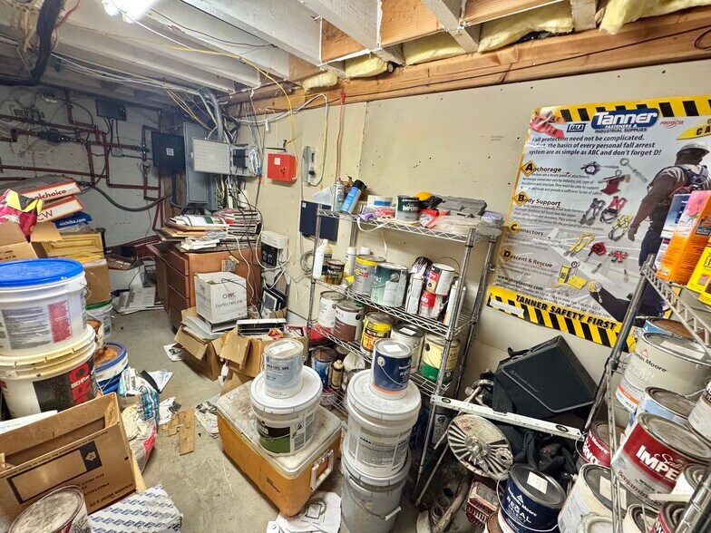 More Photos Of 19 Suffolk St, Freeport Office For Sale