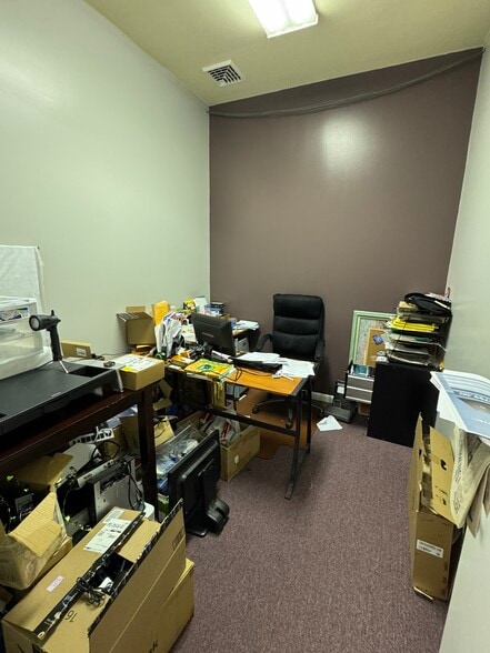 More Photos Of 684 W Main St, New Holland Office For Lease