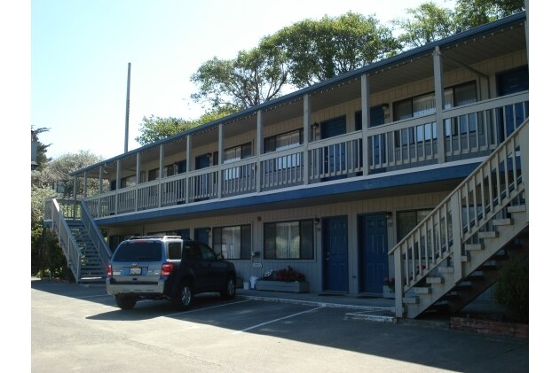Primary Photo Of 460 Highway 101, Bandon Hotel For Sale