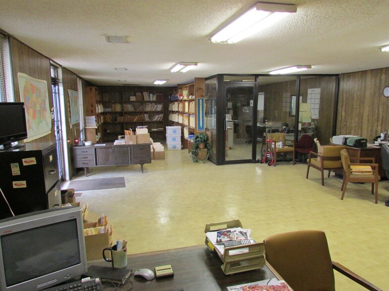 More Photos Of 223 W Danieldale Rd, Dallas Light Distribution For Sale