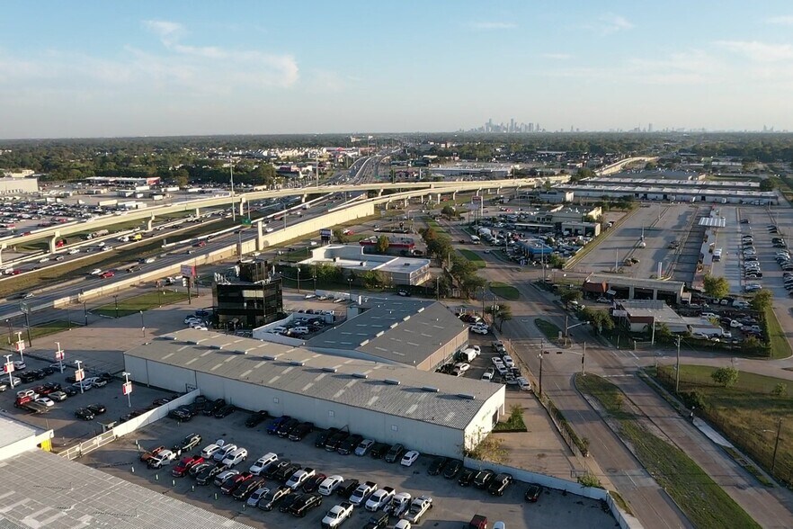 More Photos Of 8245 North Fwy, Houston Showroom For Sale