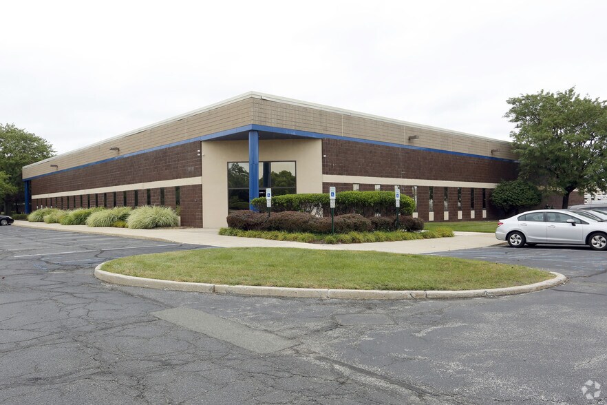 Primary Photo Of 400 Raritan Center Pky, Edison Light Distribution For Lease