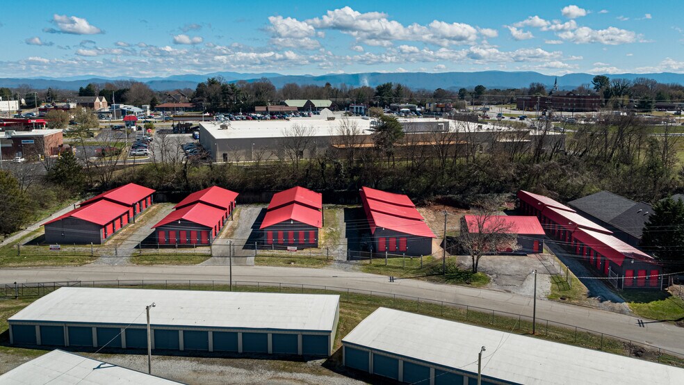 More Photos Of 1716 Royal Dr, Maryville Self Storage For Sale