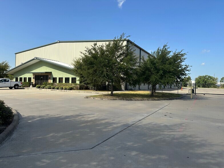 More Photos Of 20203 Carriage Point Dr, Houston Warehouse For Lease