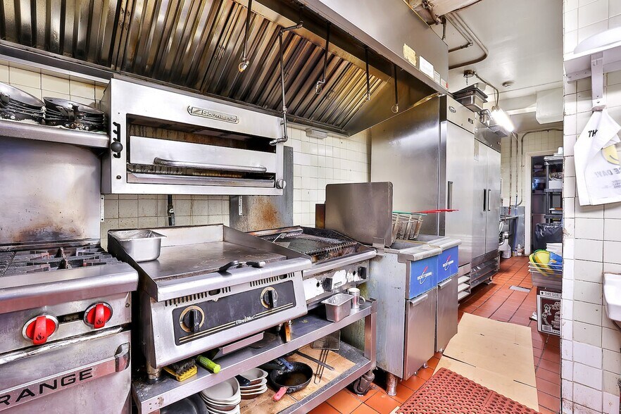 More Photos Of 33-35 W Central Ave, Pearl River Restaurant For Lease