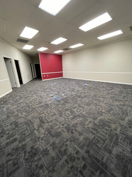 More Photos Of 702 Chastain Blvd W, Glencoe Warehouse For Lease