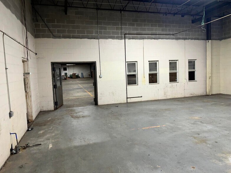 More Photos Of 944 Highway 15 N, New Albany Warehouse For Lease