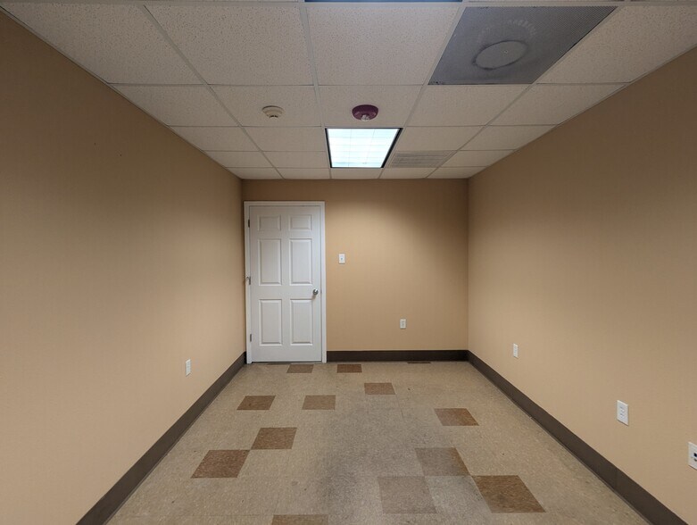 More Photos Of 635 Langham Rd, Beaumont Warehouse For Sale