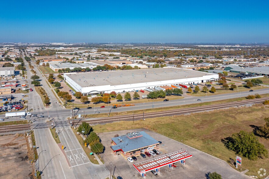 More Photos Of 2510 W Main St, Grand Prairie Distribution For Lease