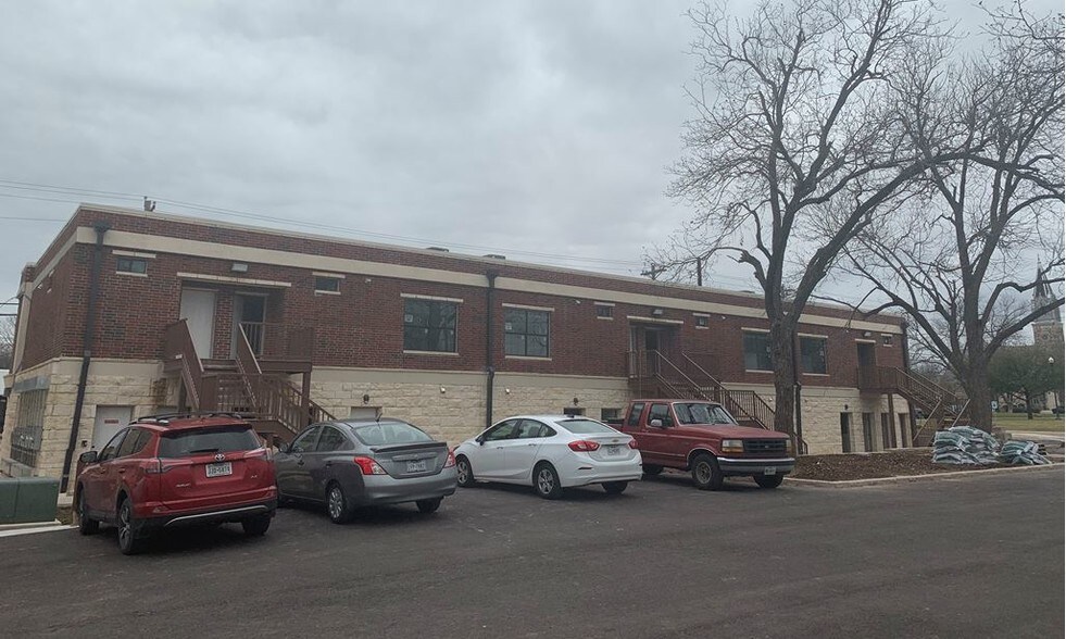 More Photos Of 605-701 E University Ave, Georgetown Storefront Retail Office For Sale