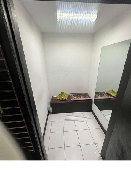 More Photos Of 232 E 47th St, Chicago General Retail For Sale