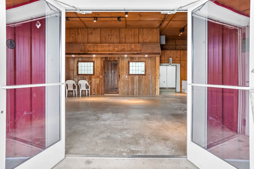 More Photos Of 8977 DuPont Blvd, Lincoln Convenience Store For Sale