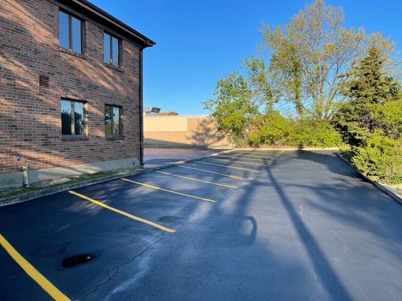 More Photos Of 110 S Hager Ave, Barrington Office For Lease