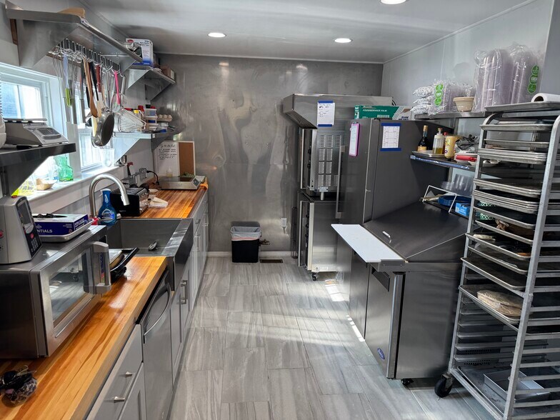 More Photos Of 414 S Holcomb St, Springdale General Retail For Sale
