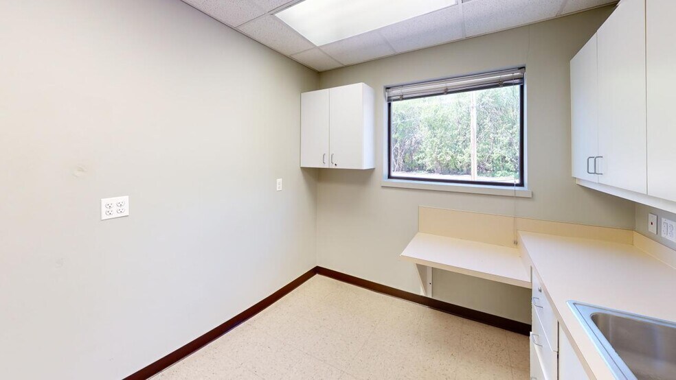 More Photos Of 725 W Fabyan Pky, Batavia Medical For Lease