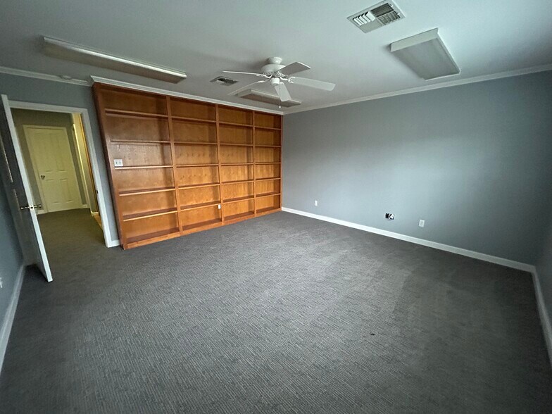 More Photos Of 2003 E US Highway 84, Palestine Office For Sale