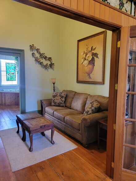 More Photos Of 111 St Lawrence St, Merrickville Hotel For Sale