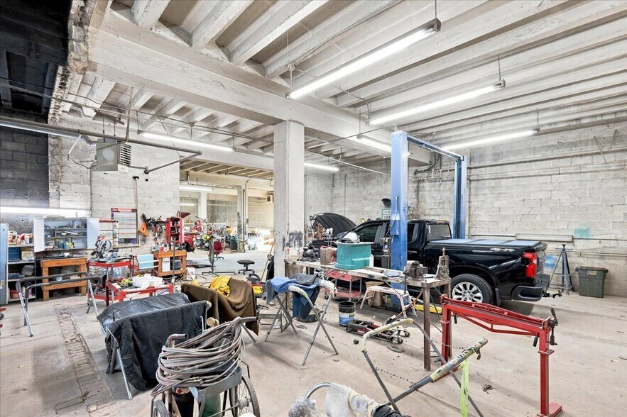 More Photos Of 529 E Broadway Ave, Maryville Auto Repair For Sale