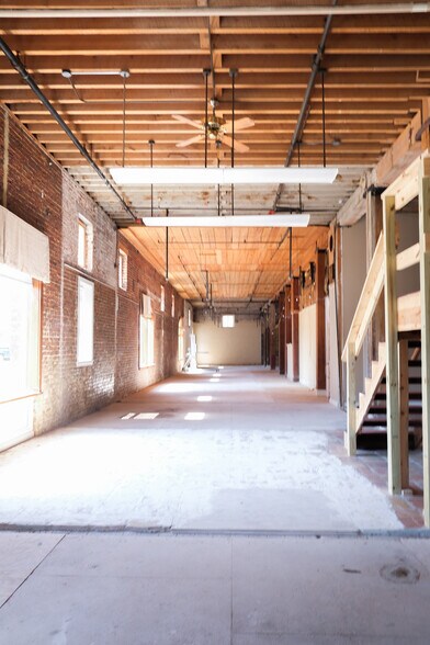 More Photos Of 200 N Canal St, Natchez Flex For Sale