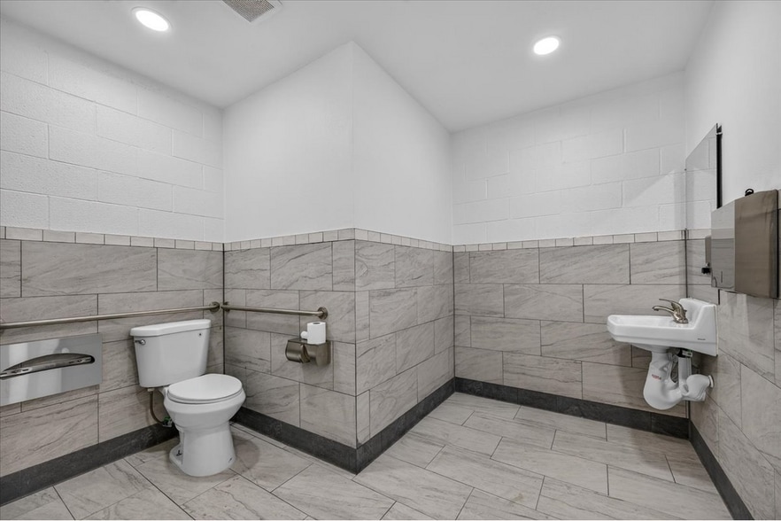 More Photos Of 28-40 E Minarets Ave, Pinedale Medical For Lease