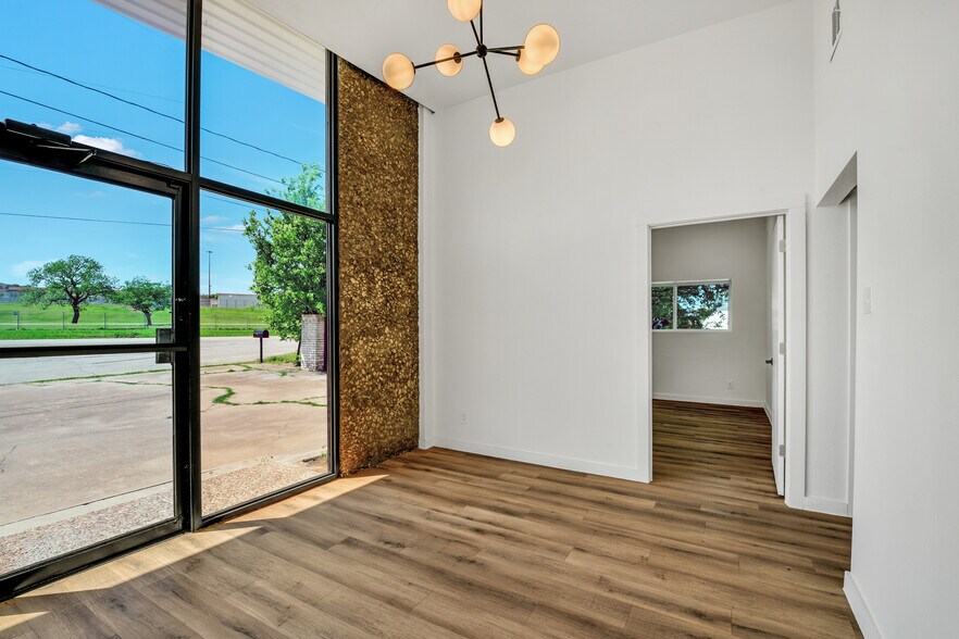 More Photos Of 3115 Sabine St, Forest Hill Warehouse For Sale