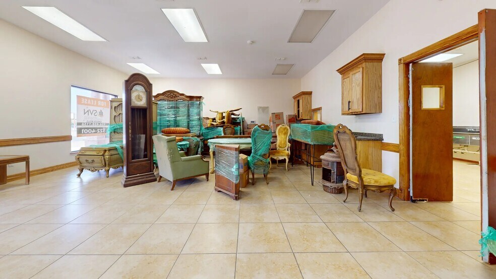 More Photos Of 500-504 E 9th St, Mission Office For Lease