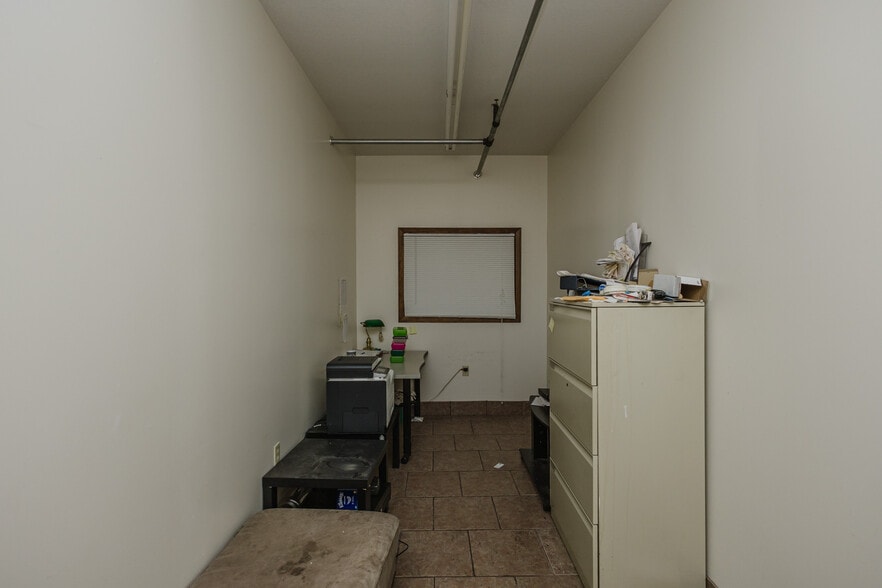 More Photos Of 830 N Kansas Ave, Topeka Bar For Sale