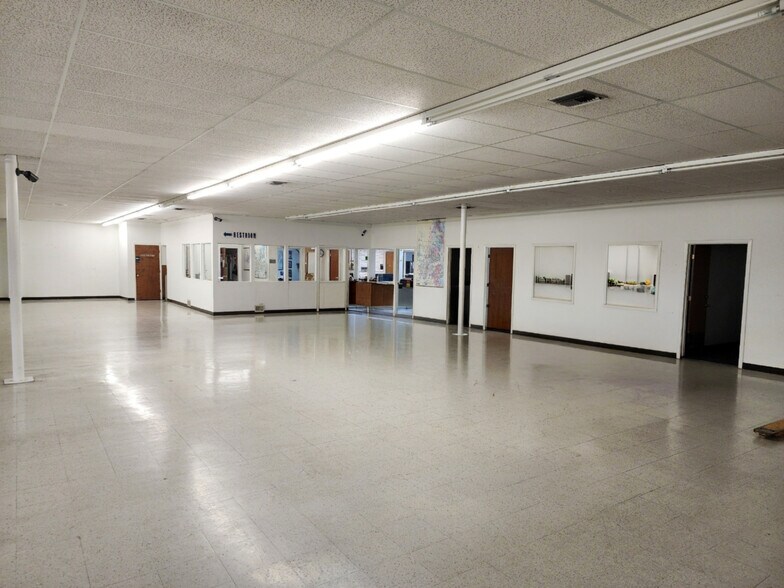 More Photos Of 1841 W Division St, Arlington Industrial For Sale
