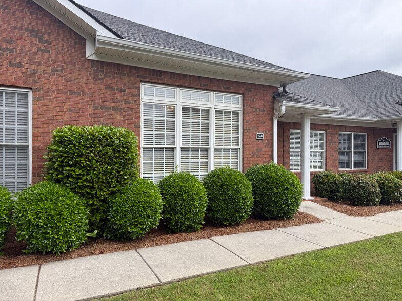 More Photos Of 4595 Towne Lake Pky, Woodstock Medical For Lease
