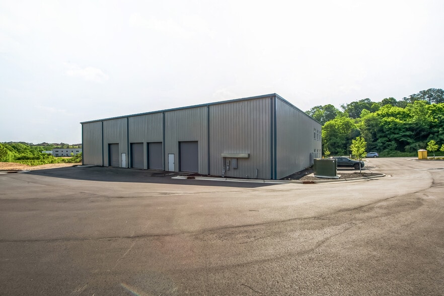 More Photos Of 1703 Roundrock Dr, Raleigh Flex For Lease