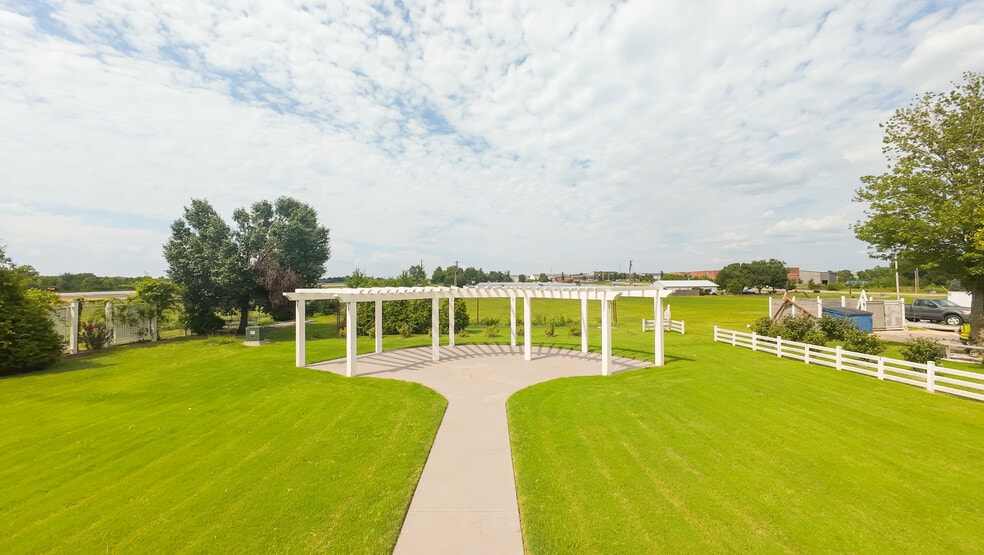 More Photos Of 404 SW Regional Airport Blvd, Bentonville General Retail For Lease