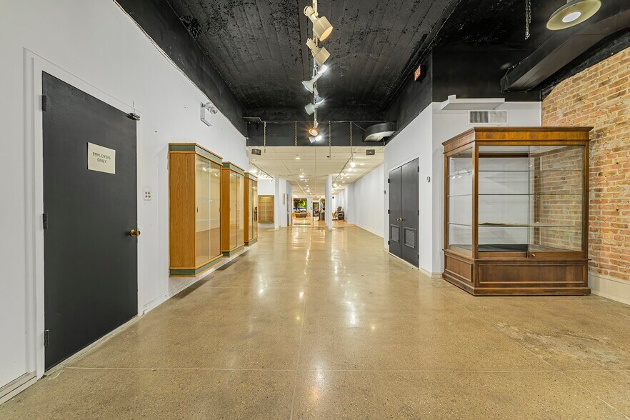More Photos Of 818 North Blvd, Oak Park General Retail For Sale