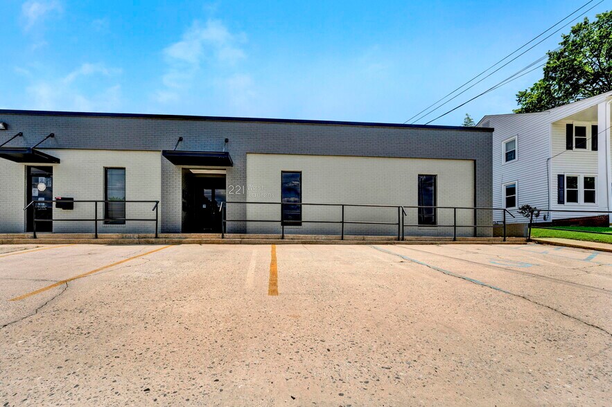 More Photos Of 221 W Laurens St, Laurens Medical For Lease