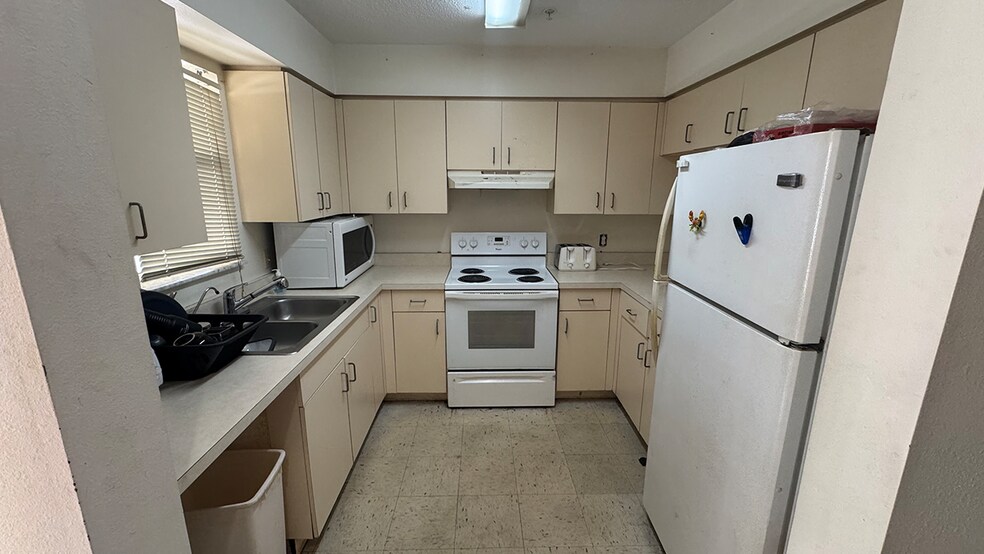 More Photos Of 5700 24th St E, Bradenton Assisted Living For Lease