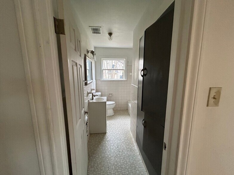 More Photos Of 404 N Henderson Blvd, Kilgore Office For Lease