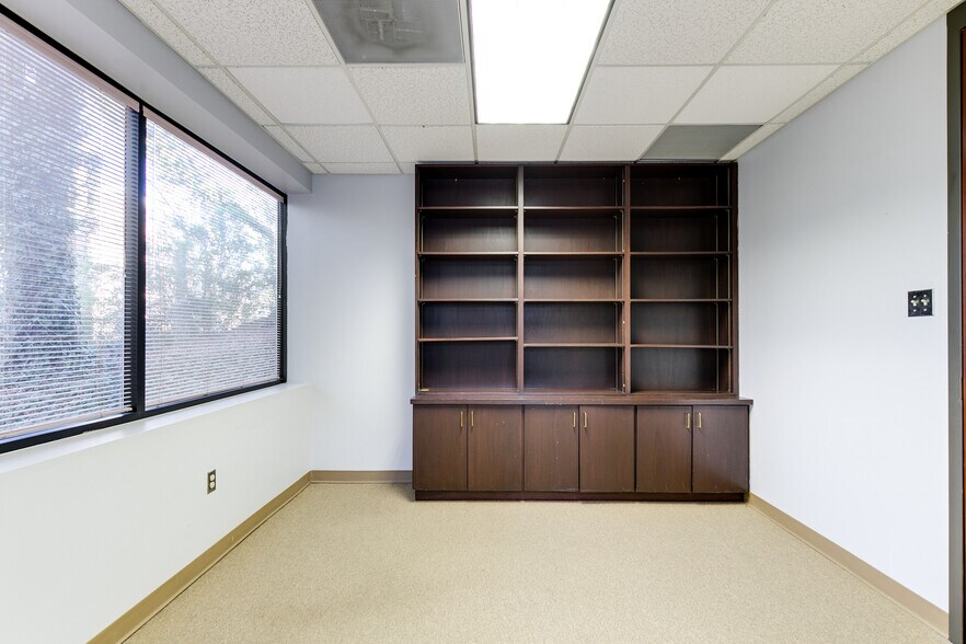 More Photos Of 8917 Fargo Rd, Richmond Office For Lease