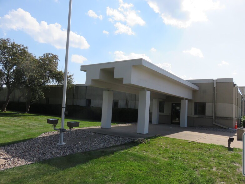 More Photos Of 800 E 10th St E, Hastings Manufacturing For Sale