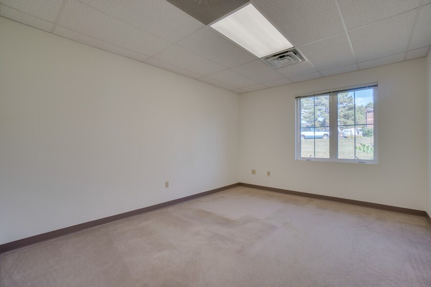 More Photos Of 2442 New Dorset Cir, Powhatan Office For Lease