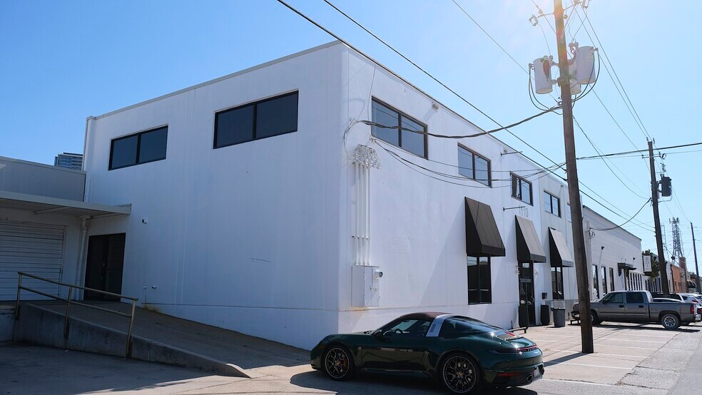 More Photos Of 1110 Dragon St, Dallas Showroom For Lease