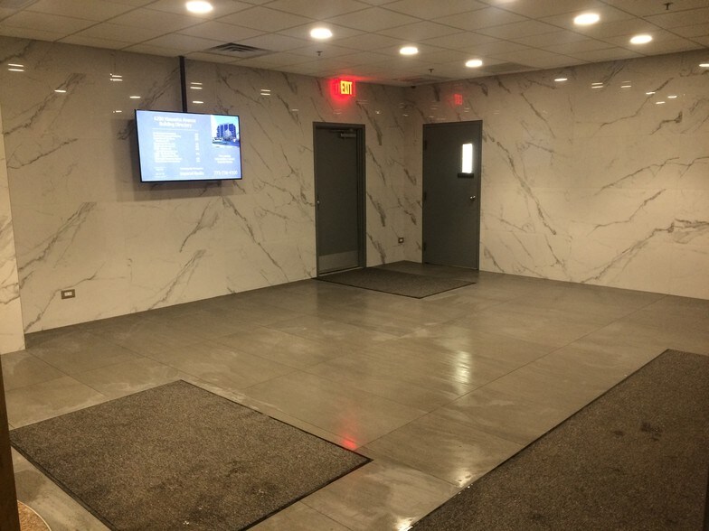 More Photos Of 6200 N Hiawatha Ave, Chicago Office For Lease
